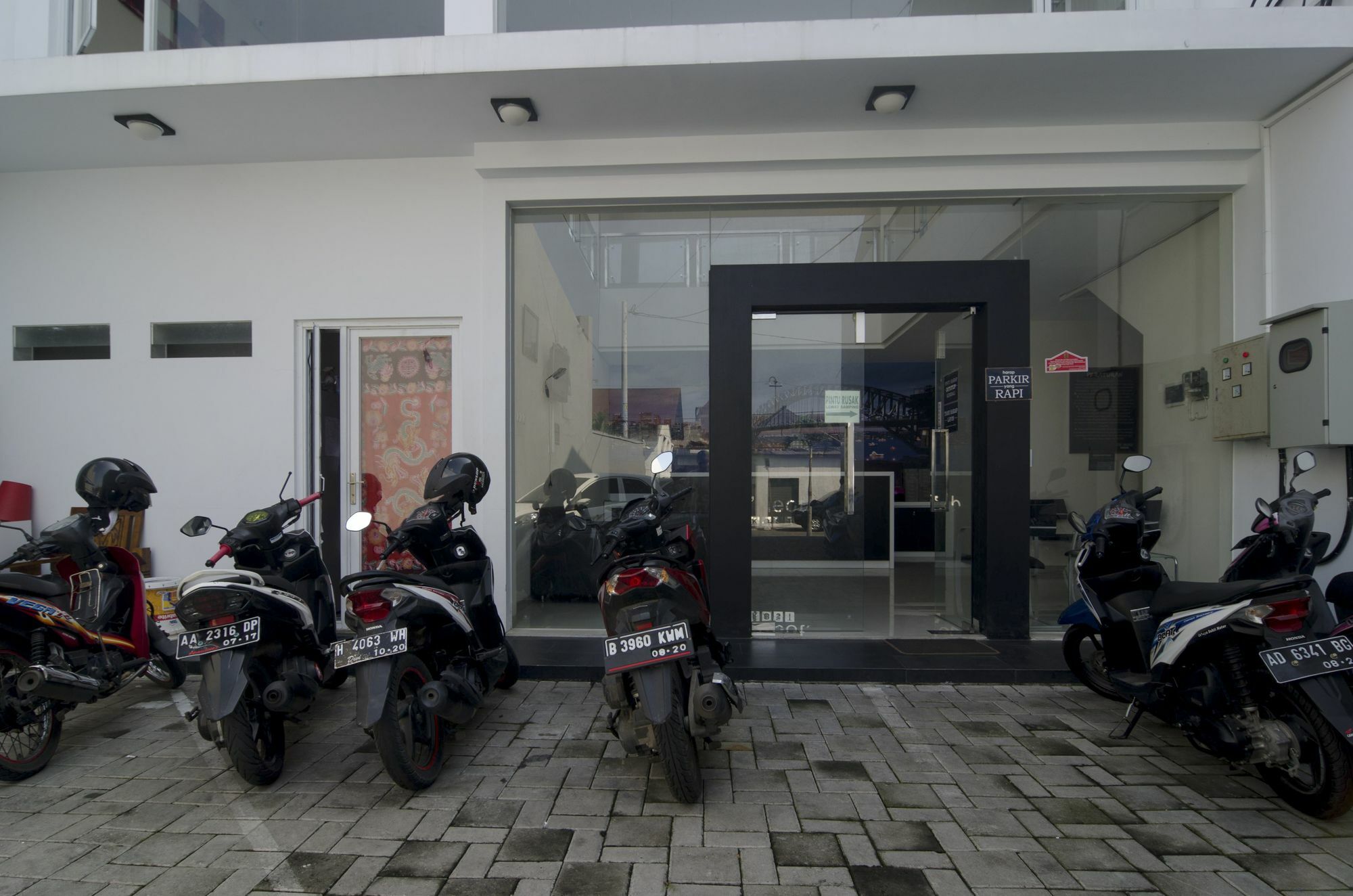 Hotel Reddoorz Near Lawang Sewu Semarang Exterior foto